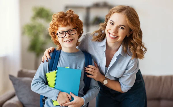 Femme Donnant Des Cahiers Garçon Heureux Pendant Préparation Des Études — Photo