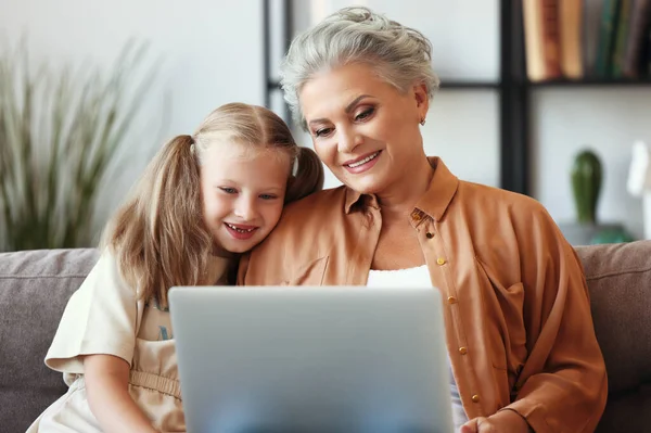 Alegre Mujer Mayor Disfrutando Del Tiempo Con Nieta Mientras Sientan — Foto de Stock