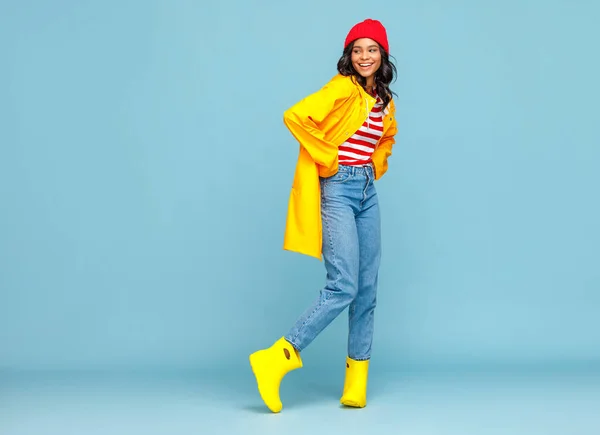 Comprimento Completo Étnico Engraçado Jovem Fêmea Roupa Moda Capa Chuva — Fotografia de Stock