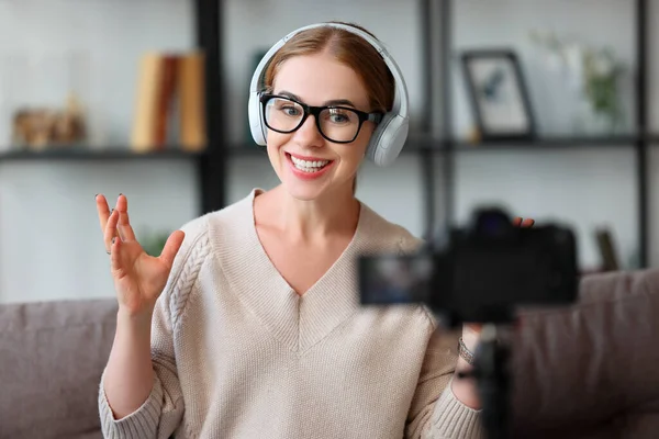 Šťastný Dospělý Žena Blogger Sluchátkách Brýlích Vyprávění Vtip Smích Při — Stock fotografie