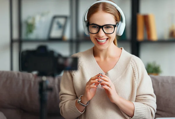 Cheerful Female Blogger Headphones Glasses Smiling While Sitting Sofa Shooting — ストック写真