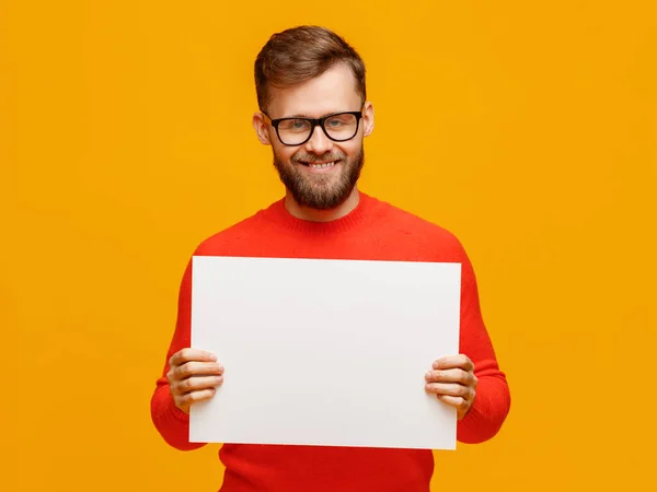 Varón Barbudo Positivo Gafas Sonriendo Para Cámara Mostrando Cartel Vacío —  Fotos de Stock