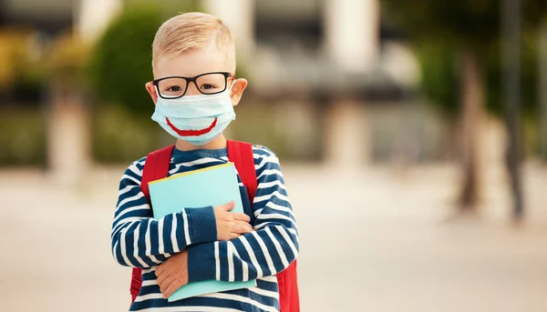 Optimistisch Slim Eerstejaars Schooljongen Casual Kleding Bril Dragen Beschermende Masker — Stockfoto