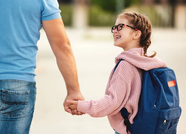 Niño Feliz Colegiala Sonríe Sostiene Mano Padre Camino Escuela Primer —  Fotos de Stock