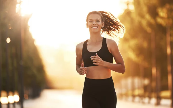 Ευτυχισμένη Νεαρή Χαμογελαστή Γυναίκα Που Κάνει Σπορ Στο Τρέξιμο Στο — Φωτογραφία Αρχείου