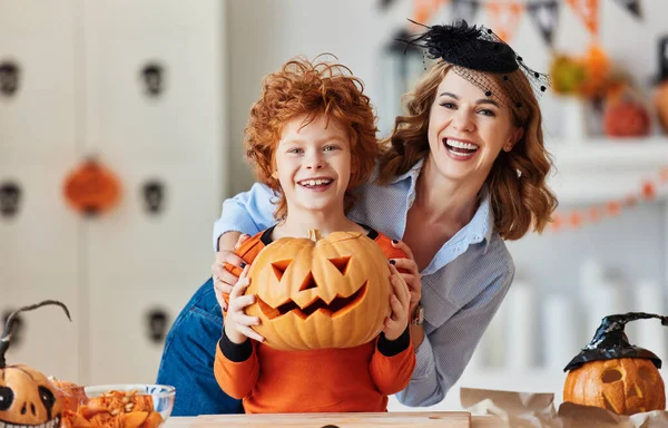 Boldog Család Egy Vidám Vörös Hajú Fia Nevetnek Készülnek Halloween — Stock Fotó