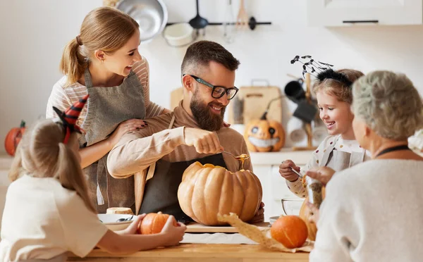 Felice Famiglia Multi Generazionale Sorridente Carving Jack Lanterna Zucca Mentre — Foto Stock