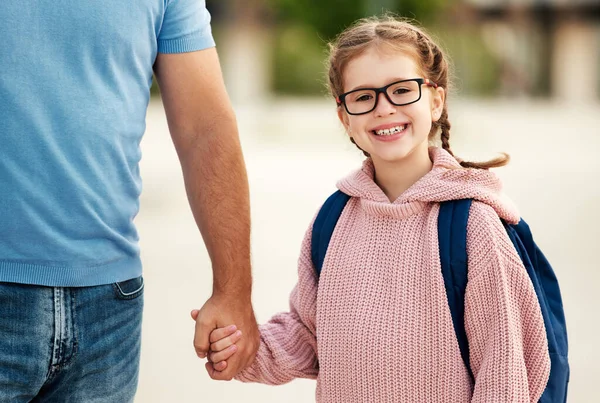Hari Pertama Sekolah Ayah Memimpin Seorang Gadis Sekolah Anak Kecil — Stok Foto