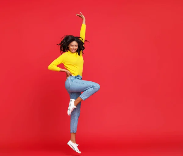 Cuerpo Completo Alegre Étnica Femenina Ropa Casual Sonriendo Saltando Mientras —  Fotos de Stock