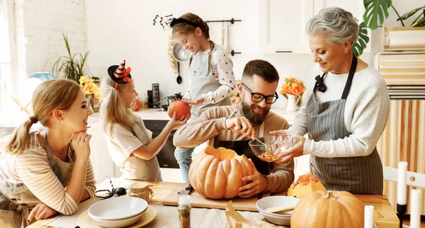 Família Multi Geracional Feliz Sorrindo Esculpir Jack Lanterna Abóbora Enquanto — Fotografia de Stock