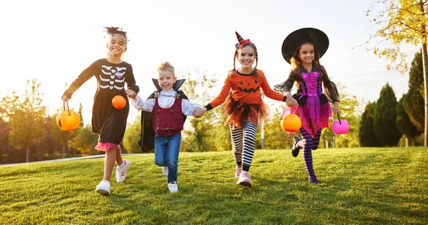 Gruppe Aufgeregter Kinder Gruseligen Kostümen Lächelt Und Rennt Auf Dem — Stockfoto