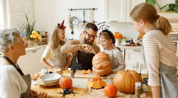 Mutlu Çoklu Nesil Aile Gülümsemesi Cadılar Bayramı Kutlamaları Sırasında Masanın — Stok fotoğraf
