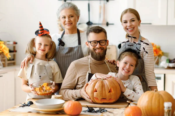 Fröhliche Eltern Mit Töchtern Und Großmutter Lächeln Und Blicken Die — Stockfoto