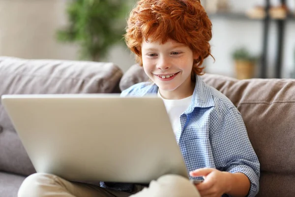 Alegre Ruiva Menino Roupas Casuais Sorrindo Jogando Jogo Laptop Enquanto — Fotografia de Stock