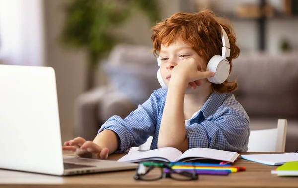 Menino Gengibre Miserável Fones Ouvido Escuta Professor Enquanto Comunica Com — Fotografia de Stock