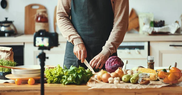 認識できない男でエプロン切断野菜中に撮影ビデオのために調理Vlogでキッチン ホーム — ストック写真