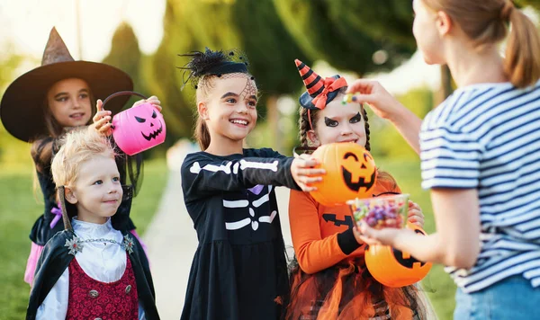 Mujer Adulta Dando Dulces Niños Felices Disfraces Halloween Durante Truco —  Fotos de Stock