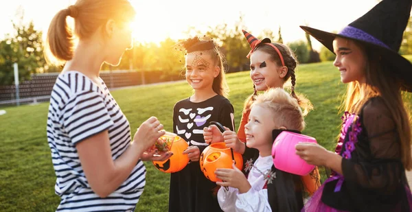 Adulto Feminino Dando Doces Para Crianças Felizes Trajes Halloween Durante — Fotografia de Stock