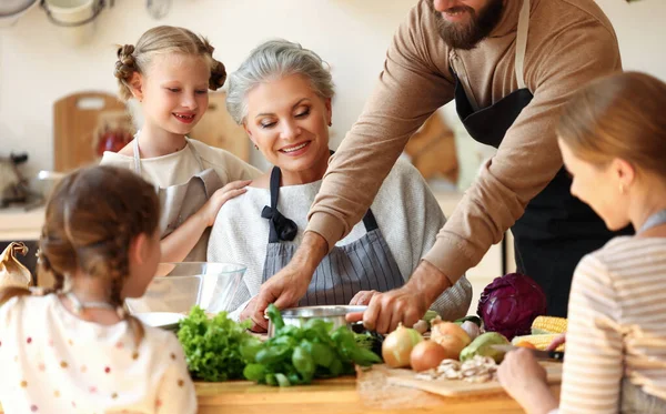 Positiva Reunión Familiar Multigeneracional Cocina Casera Preparación Deliciosos Alimentos Saludables —  Fotos de Stock