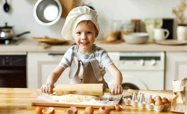 Menino Bonito Chapéu Chef Avental Rolando Massa Mesa Cozinha Casa — Fotografia de Stock