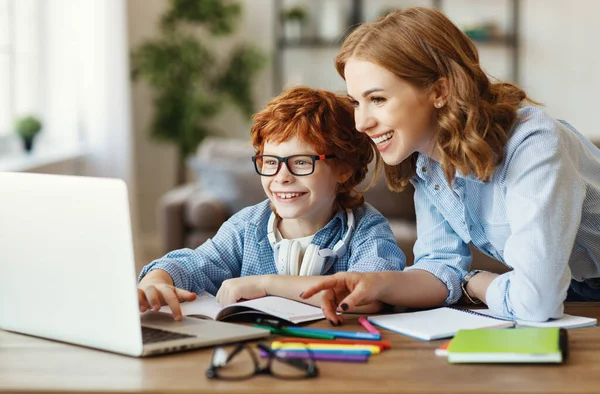 Joven Madre Apuntando Computadora Portátil Mientras Que Explicación Lección Hijo — Foto de Stock