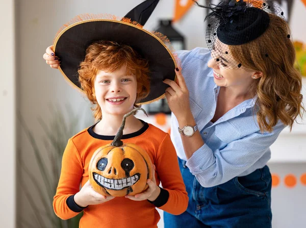 Mutlu Aile Neşeli Anne Güler Kızıl Oğluyla Jack Lantern Cadılar — Stok fotoğraf