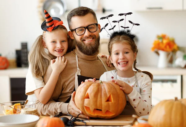 Felice Famiglia Padre Figli Figlie Preparano Halloween Intagliando Zucche Casa — Foto Stock