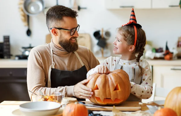 Счастливый Отец Семьи Дочь Готовятся Хэллоуину Вырезая Тыквы Дома Кухне — стоковое фото