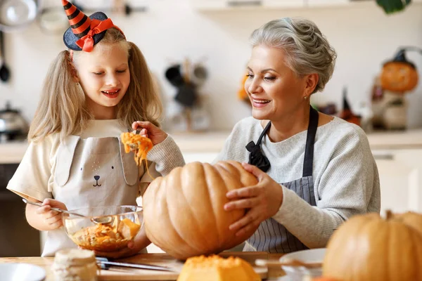 Entzückte Ältere Frau Und Mädchen Lächeln Und Entfernen Das Innere — Stockfoto