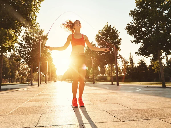 Volledige Lengte Van Positieve Energieke Slanke Vrouw Sportieve Outfit Springen — Stockfoto
