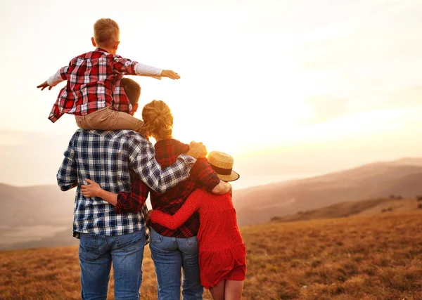 Família Feliz Mãe Pai Crianças Costas Filho Filha Acendem Natureza — Fotografia de Stock