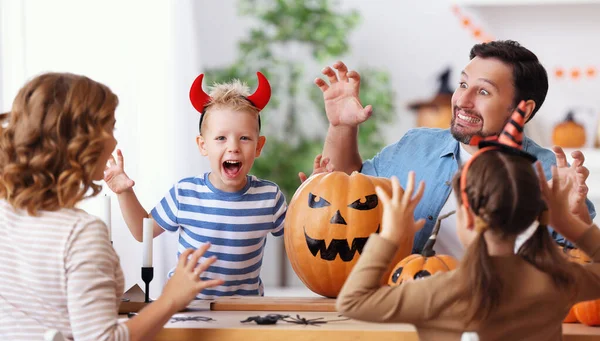 Balkabaklı Mutlu Ebeveynler Çocuklar Kabak Kabaklı Fener Evdeki Cadılar Bayramı — Stok fotoğraf