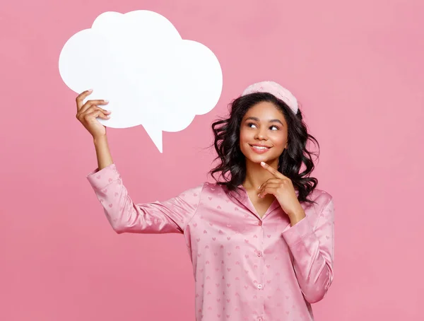 Happy Etnische Vrouw Pyjama Glimlachen Kijken Naar Lege Spraak Zeepbel — Stockfoto