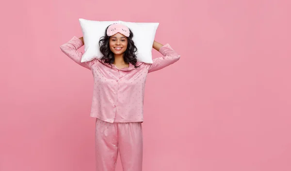 Enchantée Jeune Femme Ethnique Pyjama Masque Couché Sur Oreiller Dormant — Photo