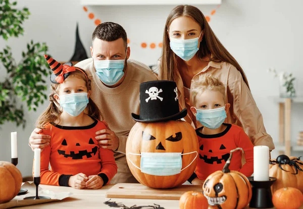Veselá Rodina Lékařských Maskách Dělá Jack Lucerna Dýně Zdobí Dům — Stock fotografie