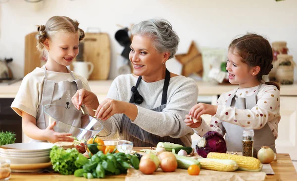 Милые Маленькие Девочки Фартуках Помогают Счастливой Бабушке Приготовлении Здорового Вегетарианского — стоковое фото