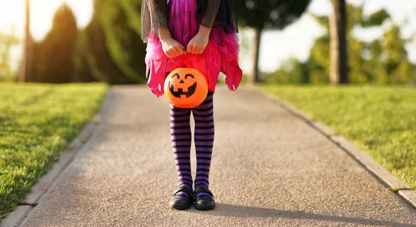 Ragazza Irriconoscibile Costume Strega Con Cesto Dolcetto Scherzetto Piedi Percorso — Foto Stock