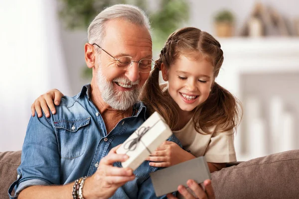 Feliz Familia Anciano Hombre Chica Sonriendo Abriendo Caja Regalo Mientras — Foto de Stock