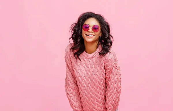 身穿针织毛衣 戴着时髦太阳镜 头戴粉色背带的快乐的年轻女性 — 图库照片