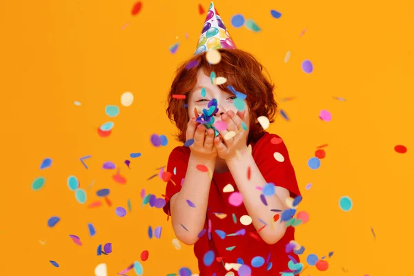 Feliz Aniversário Gengibre Criança Menino Com Confete Colorido Amarelo Backgroun — Fotografia de Stock