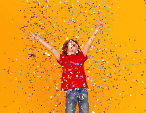 Gelukkige Verjaardag Roodharige Kindje Jongen Met Confetti Gekleurde Gele Backgroun — Stockfoto
