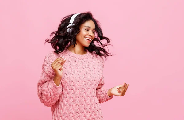 Mujer Étnica Joven Optimista Con Auriculares Sonriendo Chasqueando Los Dedos — Foto de Stock