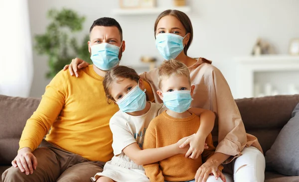 家庭でのコロナウイルスのパンデミックの最中に保護医療マスクの幸せな家族 — ストック写真