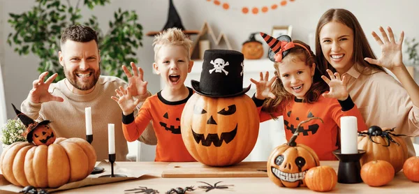 Padres Felices Niños Con Gato Calabaza Linterna Gesticulando Haciendo Caras — Foto de Stock