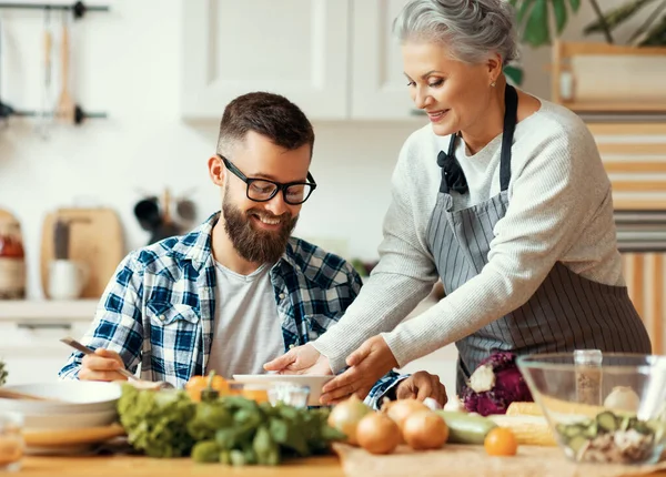 Positive Reife Frau Schürze Servierteller Mit Frischen Hausgemachten Gesunden Gericht — Stockfoto