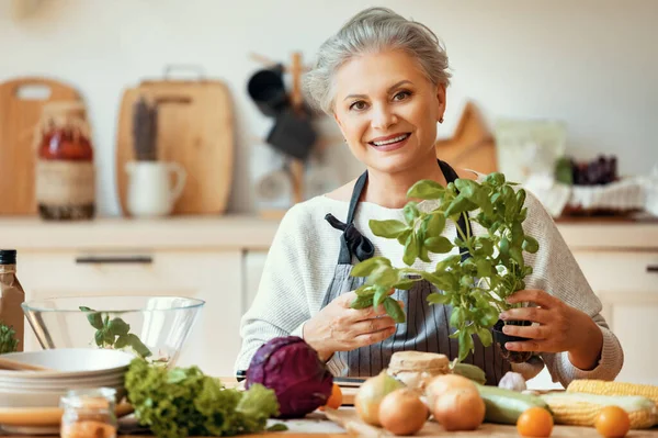 Vrolijke Huisvrouw Van Middelbare Leeftijd Schort Met Een Bos Verse — Stockfoto