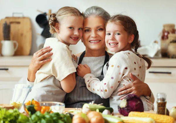Счастливая Семья Милые Маленькие Девочки Фартуках Обнимает Счастливую Бабушку Приготовлении — стоковое фото