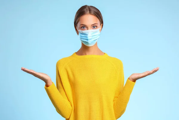 Bella Giovane Donna Una Maschera Medica Protettiva Maglione Giallo Stende — Foto Stock