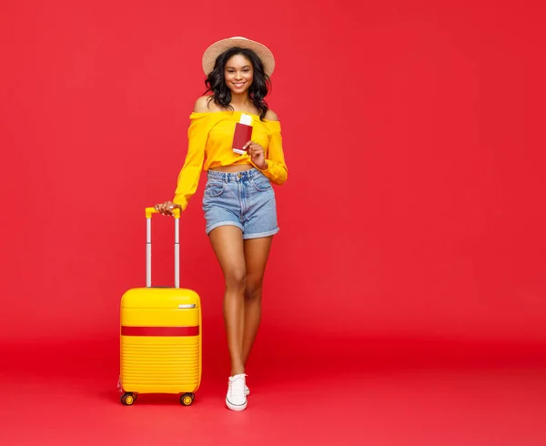 Cuerpo Completo Moda Mujer Étnica Con Pasaporte Boletos Sonriendo Para — Foto de Stock