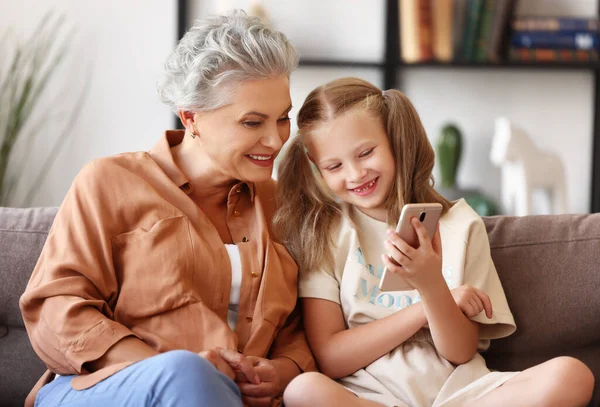 Anciana Sonriendo Mostrando Los Medios Comunicación Teléfono Inteligente Chica Encantada — Foto de Stock